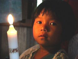 bambino con candela.